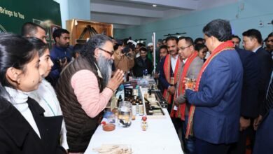 Photo of इंटरनेशनल अगर वुड कॉन्क्लेव और बायर-सेलर मीटिंग का उद्घाटन करते हुए मुख्यमंत्री ने कहा कि राज्य सरकार PM डिवाइन प्रोजेक्ट के तहत 27.42 करोड़ रुपये की लागत से एक इंटीग्रेटेड अगर वुड क्लस्टर बना रही है। ऑनलाइन डेस्क, 08 जनवरी, 2026: राज्य सरकार PM डिवाइन प्रोजेक्ट के तहत 27.42 करोड़ रुपये की लागत से एक इंटीग्रेटेड अगर वुड क्लस्टर बना रही है। इसमें नर्सरी, प्लांटेशन, डिस्टिलेशन सुविधाएं और इस इंडस्ट्री में स्किल डेवलपमेंट के लिए ट्रेनिंग सुविधाएं शामिल होंगी। अगर यह क्लस्टर बनता है तो 7,000 से ज़्यादा लोगों को फ़ायदा होगा। राज्य की महिलाओं और युवाओं को खास तौर पर फ़ायदा होगा। मुख्यमंत्री प्रो. (डॉ.) माणिक साहा ने आज प्रज्ञा भवन में दो दिन तक चलने वाले पांचवें इंटरनेशनल अगर वुड कॉन्क्लेव और बायर-सेलर मीटिंग का उद्घाटन करते हुए यह बात कही। बोलते हुए मुख्यमंत्री ने कहा कि अगरतला नाम का अगर के पेड़ से गहरा नाता है। एक समय में इस इलाके में बड़ी संख्या में अगर के पेड़ थे। त्रिपुरा के शाही परिवार ने इन पेड़ों के नाम पर अगरतला का नाम रखा। मुख्यमंत्री ने कहा कि जब प्रधानमंत्री नरेंद्र मोदी कई मौकों पर राज्य के दौरे पर आए, तो उन्होंने राज्य में अगर के पेड़ों की खेती के बारे में पूछा। प्रधानमंत्री ने उत्तर पूर्वी क्षेत्र के राज्यों को अष्टलक्ष्मी नाम दिया है। देश में लगभग 96 प्रतिशत अगर के पेड़ उत्तर पूर्वी राज्यों में हैं। त्रिपुरा को पहले ही भारत में दूसरा सबसे बड़ा अगर पेड़ उत्पादक राज्य माना जाता है। राज्य में अभी लगभग 1.5 करोड़ अगर के पेड़ हैं। उन्होंने कहा कि धर्मनगर के कदमतला में अगर पेड़ का मार्केट बनाने का काम लगभग पूरा हो गया है। खरीदार और बेचने वाले वहां अगर के पेड़ खरीद और बेच सकेंगे। 15 करोड़ रुपये की लागत से नॉर्थ ईस्टर्न काउंसिल का अगर इंटरनेशनल ट्रेड एंड रिसर्च सेंटर आने वाले समय में रिसर्च और ट्रेड के लिए एक मीटिंग पॉइंट बनेगा। मुख्यमंत्री ने कहा कि राज्य सरकार एक्सपोर्टर्स के लिए सिंगल विंडो ऑनलाइन प्लेटफॉर्म बनाने के लिए केंद्र सरकार के साथ मिलकर काम कर रही है। मुख्यमंत्री ने इस कॉन्क्लेव में आए इंटरनेशनल ट्रेड प्रतिनिधियों का स्वागत किया। अगर किसानों को संबोधित करते हुए उन्होंने कहा कि राज्य सरकार हमेशा उनके साथ है। राज्य सरकार राज्य में इंडस्ट्री और व्यापार को बढ़ावा देने के लिए कई स्कीम चला रही है। उन्होंने उम्मीद जताई कि अगर के पेड़ों की खेती सभी के लिए खुशहाली की योजना को लागू करने में अहम भूमिका निभाएगी। त्रिपुरा अगर की लकड़ी कुछ समय के लिए देश के अगर व्यापार को लीड करेगी। राज्य की एक संपत्ति अगर है। अगर राज्य का शाही प्रतीक है। मुख्यमंत्री ने अलग-अलग राज्यों और विदेश के प्रतिनिधियों को राज्य के प्राकृतिक माहौल और सुंदरता का आनंद लेने के लिए राज्य की अलग-अलग जगहों पर आने के लिए आमंत्रित किया। कार्यक्रम में अपने खास मेहमान के तौर पर भाषण में, वन मंत्री अनिमेष देबबर्मा ने कहा कि त्रिपुरा का मौसम अगर की खेती के लिए बहुत सही है। राज्य के लोगों को अगर की खेती के लिए और बढ़ावा दिया जाना चाहिए। अगर की खेती में साइंस पर आधारित ट्रेनिंग पर ज़ोर दिया जाना चाहिए। सरकार राज्य में अगर इंडस्ट्री लगाने में हर मुमकिन मदद करेगी। वन मंत्री ने कहा कि राज्य के कच्चे माल का इस्तेमाल करके अगर पर आधारित अलग-अलग प्रोडक्शन पर ज़ोर दिया जाना चाहिए और राज्य के बाहर के अगर व्यापारियों से इसमें निवेश करने की अपील की। इवेंट को संबोधित करने वाले खास मेहमानों में फॉरेन ट्रेड डिपार्टमेंट के DG श्रीभरणी, कॉमर्स और इंडस्ट्री डिपार्टमेंट, PM डिवाइन और NERAMEK के जॉइंट सेक्रेटरी अंशुमान डे, PCCF RK श्यामल, भारत सरकार के एनवायरनमेंट और फॉरेस्ट डिपार्टमेंट के स्पेशल सेक्रेटरी शामिल थे। इंडियन चैंबर ऑफ कॉमर्स के रीजनल डायरेक्टर, इशांतर शोभापंडित ने धन्यवाद दिया। मुख्यमंत्री, फॉरेस्ट मिनिस्टर और दूसरे मेहमानों ने प्रज्ञा भवन के बाहर अगर से बने अलग-अलग प्रोडक्ट्स के स्टॉल्स देखे