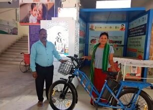 Photo of गोमती जिले में सबसे अच्छी आशा फैसिलिटेटर को बैटरी से चलने वाली साइकिलें सौंपी गईं