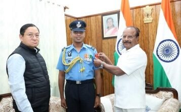 Photo of स्क्वाड्रन लीडर प्रसाद प्रकाश पट्टावर्धन ने गवर्नर के ADC का चार्ज संभाला