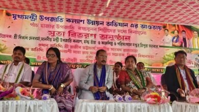 Photo of तेलियामुरा के चकमाघाट में 5,000 आदिवासी महिलाओं को मुफ़्त धागा बांटा गया